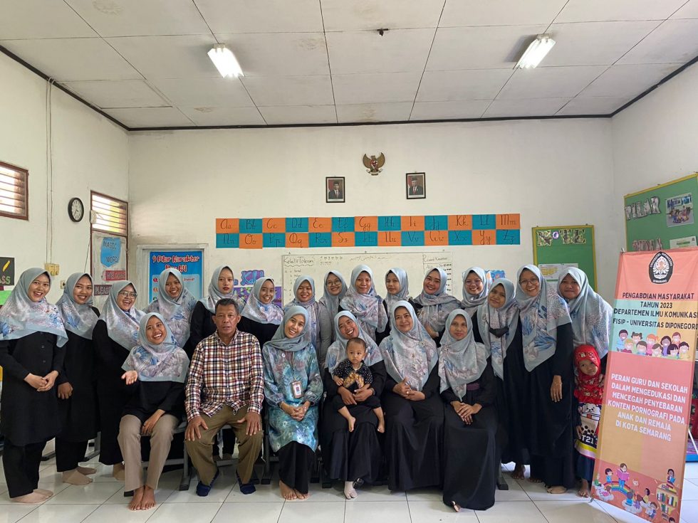 Community Service of the Department of Communication Science UNDIP: The Role of Teachers in Educating Parents and Students to Prevent the Spread of Pornographic Content