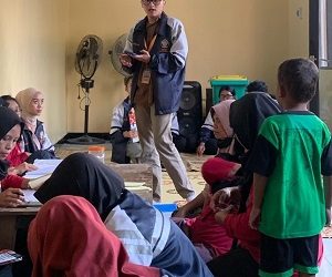 HEBAT! MAHASISWA KKN TIM II UNDIP BERIKAN PELATIHAN PENGGUNAAN TEKNOLOGI DIGITAL KEPADA ORANG TUA UNTUK PENDIDIKAN ANAK DI DESA GADINGAN, KECAMATAN MOJOLABAN, KABUPATEN SUKOHARJO