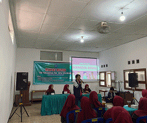 PINTAR BERMEDIA SOSIAL : MAHASISWA TIM II KKN UNDIP BERIKAN EDUKASI DAN PEMBERDAYAAN ETIKA DALAM BERMEDIA SOSIAL BAGI IBU PKK