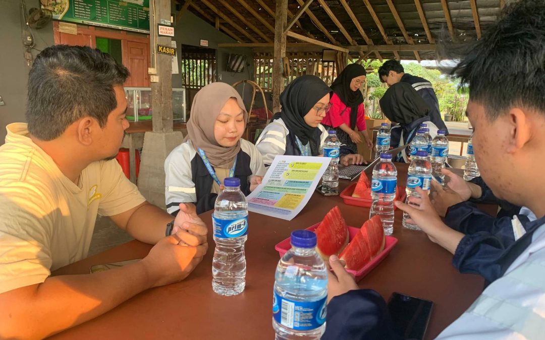 Mahasiswa KKN Undip Lakukan Pelatihan Manajemen Media Sosial kepada UMKM Desa Secara Door to Door