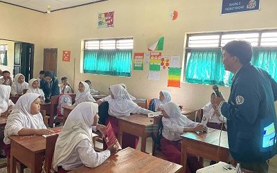 Dalam upaya mencegah fitnah dan hoax di sosial media mahasiswa KKN lakukan pendampingan terhadap tenaga pendidik dan siswa di Desa Wirun