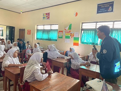 Dalam upaya mencegah fitnah dan hoax di sosial media mahasiswa KKN lakukan pendampingan terhadap tenaga pendidik dan siswa di Desa Wirun