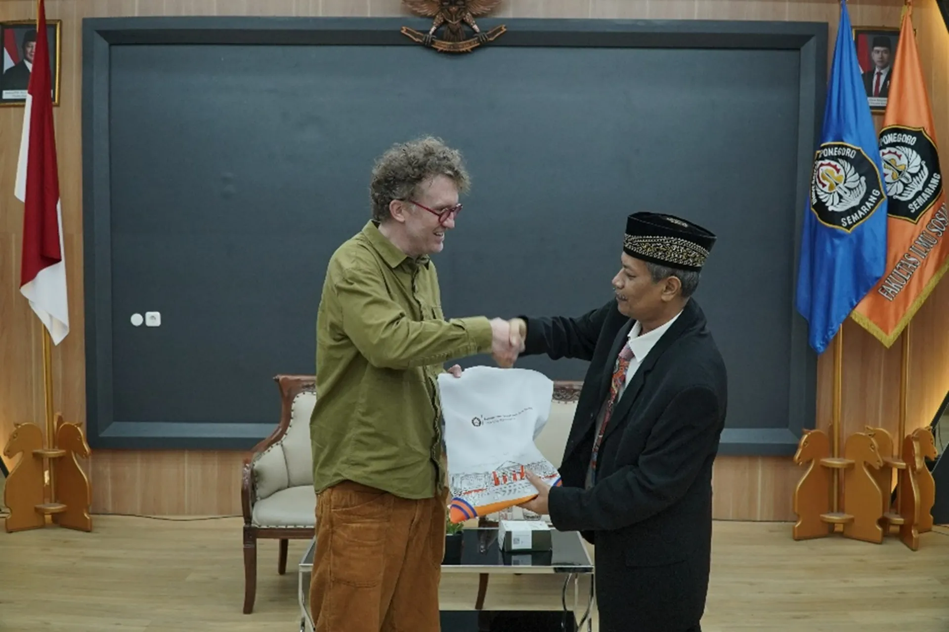 FISIP UNDIP Hadirkan Prof. Nicholas Carah Bahas Publikasi Ilmiah dan Budaya Algoritmik di Era Digital